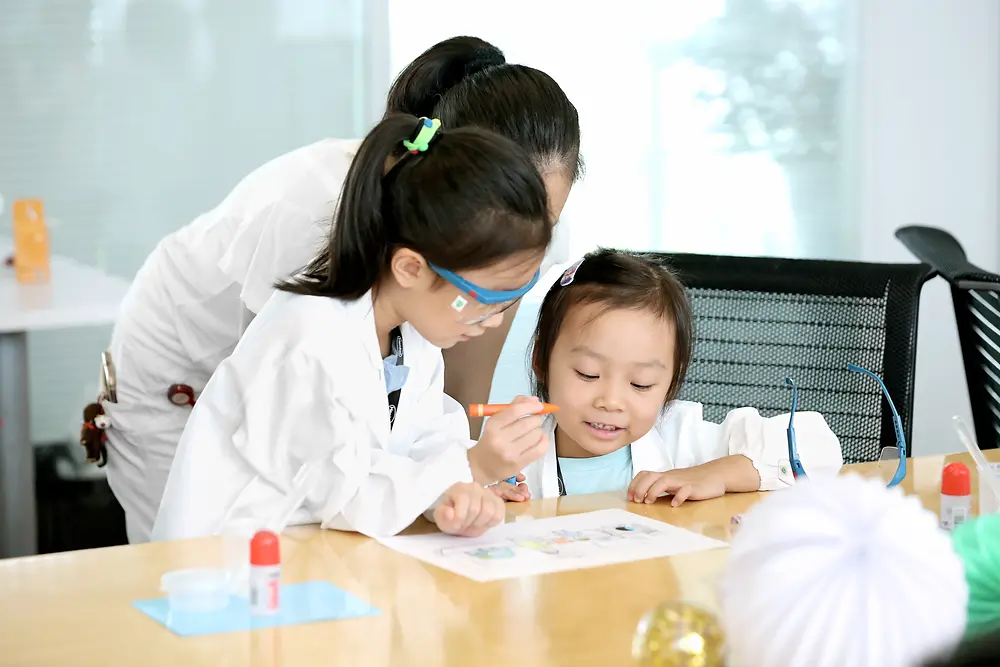 Des enfants et une femme faisant de la science