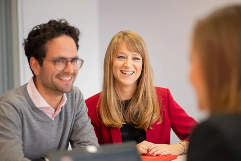 Trois personnes chez Henkel ayant une conversation