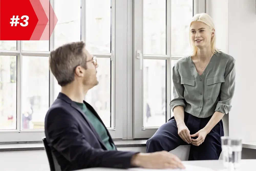 Un homme et une femme discutent