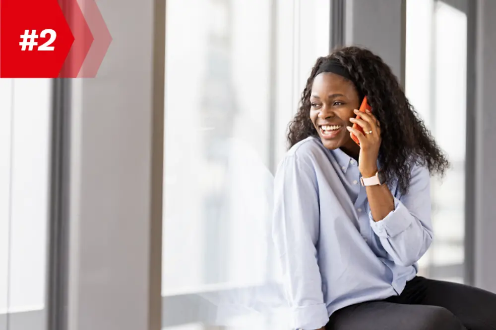 Une femme parle dans son téléphone portable